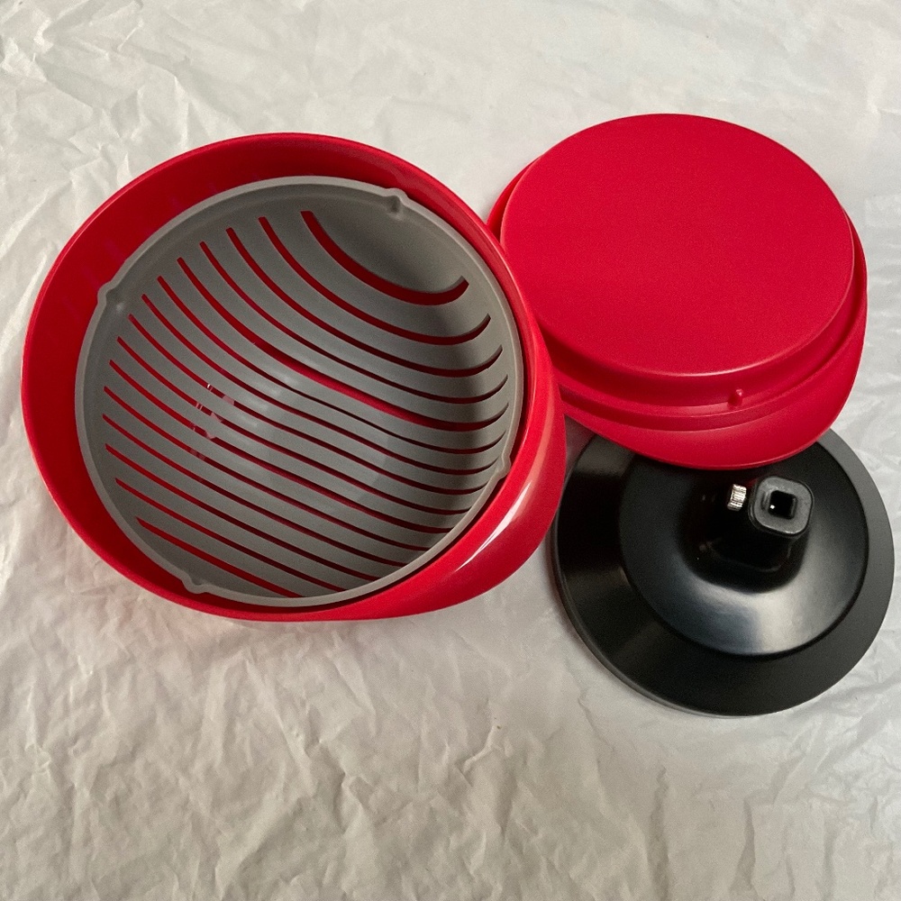 Salad slicer new never used  slices lettuce tomato all salad items